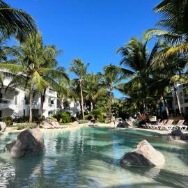 White haven, tropical gardens, pools, Walking distance Dominicus Beach, Estrella, hotel in La Laguna