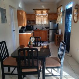Cozy Suite, Wifi, Ac in Bedroom & 1 Minute Walk to West Coast Beach!, hotel u gradu 'Saint James'