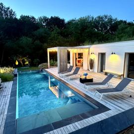Small house with swimming pool and jacuzzi, hotel u gradu Bijaric