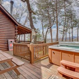 Spacious Log Cabin w/ Stunning Views in Blue Ridge