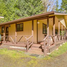 Creative Escape! Eagle's Nest Hideaway, hotel v destinaci Cottage Grove