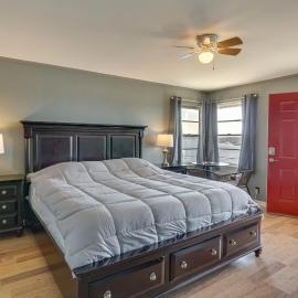 King-Bed Lake Ozark Basecamp for Shootout Weekend