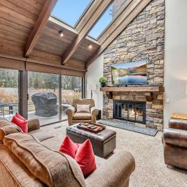 Bright Breck Condo Walk to Ski Lift and Shuttle