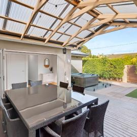 Meet Me at Maple Dual Living Sleeps 11 Spa Newtown, hotel a Newtown and Chilwell