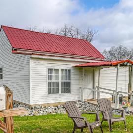 Serene McEwen Cottage ~ 2 Mi to Golf Course!, hotel i McEwen
