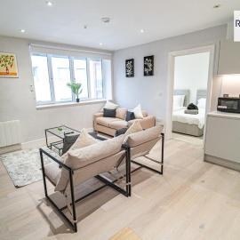 Library House Brentwood - Free Underground Parking - Fast WiFi - Long Stays - by Rockman Residences