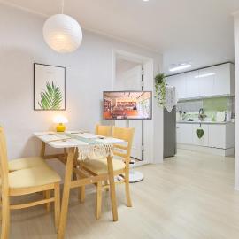 NEW Sinchon 5min, 3ROOM, near Hongdae,DDP, Seongsu 20min, Free K-snacks, WIFI, OTT