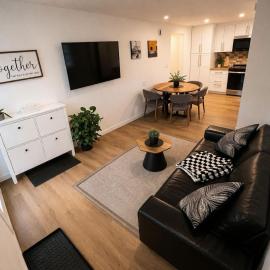 Okanagan Valley Beautiful 2 beds 2 bath, hótel í Vernon