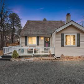 Cozy Chalet with Hot Tub and Pool, Hotel in Albrightsville