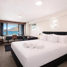 Lake Cinema Studio in Queenstown CBD!, hotel in Motungarara