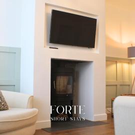 New Two Bed Home - 5 Minute Drive To Stoke Hospital, hotel in Newcastle under Lyme