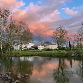 Les Chantours, Domaine naturel arboré et fleuri de15 hectares, hotel in Saint-Antoine-Cumond