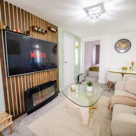 Stylish 1BR Apartment Near Heathrow With FREE PARKING!, Hotel in Staines-upon-Thames
