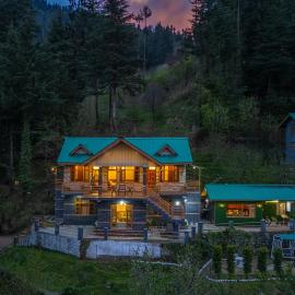 StayVista at Nivara with Bonfire, Mountain View, hotel Manāliban
