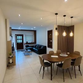 A cosy maisonette steps away from St Thomas Bay, Hotel in Il-Maħsel