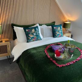 THE HIDEAWAY - LUXURY SELF CATERING COASTAL APARTMENT with PRIVATE ENTRANCE & KEY BOX ENTRY JUST A FEW MINUTES WALK TO THE BEACH, SOLENT WAY WALK, SHOPS and many EATERIES & BARS - FREE OFF ROAD PARKING,FULL KITCHEN, LOUNGE,BEDROOM , BATHROOM & WI-FI
