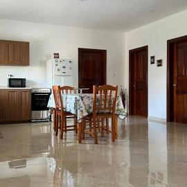Large 2-Bedroom Apartment near Airport - Mqabba, hotel em Mqabba