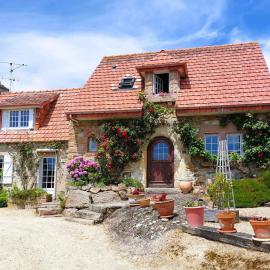 Maison de vacances 3 étoiles avec jardin à Trégastel, proche plage - FR-1-542-62, hotel in Trégastel