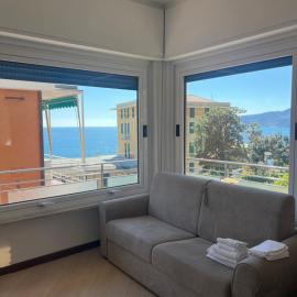 WELCOME RIVIERA-Primavera 1A- Vista mare- spazioso e comodo appartamento-2 bagni-wifi-aria condizionata in ogni stanza-garage a pagamento 15 euro al giorno, hotel em Rapallo