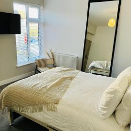 #106 Stylish 4Bedroom Retreat Walk to Rugby Centre - Sleeps 8 - Perfect for Contractors and Families - Free Street Parking