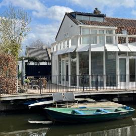 Lovely house on the water near Amsterdam โรงแรมใน's-Graveland
