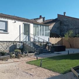 Gîte L'Olivier - Piscine partagée, hotel in Lagorce