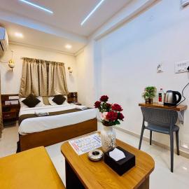 Rising Surya Hotels, hotel i Pune