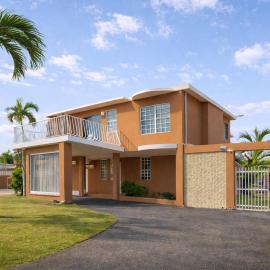 Dorado Costa De Oro Beach 2 Bedroom Oceanfront by Rentalspr, hotel v destinácii Dorado