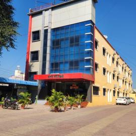 Hotel Sai Laxmi, Near Sai Baba Temple, hotelli kohteessa Shirdi