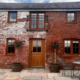 Gablebach Cottage With outdoor bath house & garden patio, hotelli kohteessa Llangadog