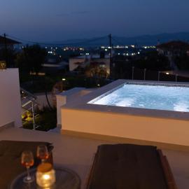 Serenity Villa 1 with Jacuzzi & Gym, hotel em Kórinthos