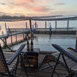 neu renoviertes schwimmendes Ferienhaus Fischland Floating Houses, hotell sihtkohas Barth