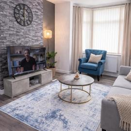 3 bedroom house with pool table