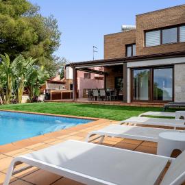Villa Preciosa con picina cerca de la playa, готель у місті Кубеляс