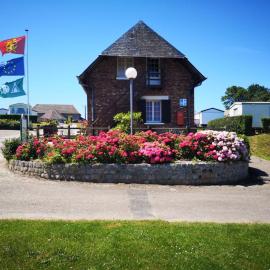Camping du Mesnil - Gaia Vacances, hotel in Saint-Aubin-sur-Mer