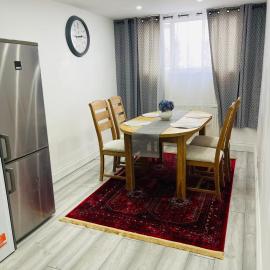 Elegant home near HeathrowAirport fast city access free parking and WiFi