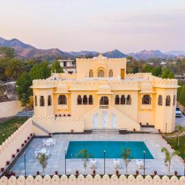 Royal Rajasthani Haveli with Private Pool by Ozy Stays, khách sạn ở Nāi