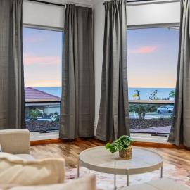 Sunset Ocean View Retreat 4BM House, hotel u gradu Christies Beach