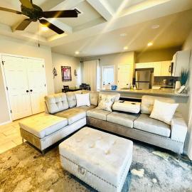 Gorgeous, Brand New 3 Bedrooms Home- Near Lackland AFB & SeaWorld, hotel in San Antonio