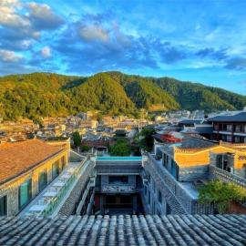 Phoenix Hall Historic Residence with Viral infinity pool rooftop bar Perfect photo spot 堂舍見山百年旧址设计师人文旅居院落, hotel in Fenghuang County