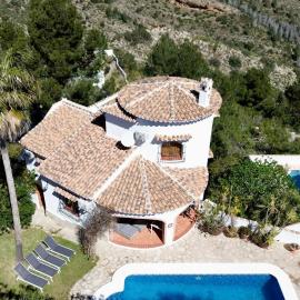 Villa with panoramic view, garden and private pool