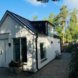 Architected -designed house near beach and city center: Höllviken şehrinde bir otel