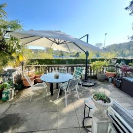 Lake apartment with terrace, hotell i Nidau