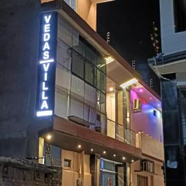 Hotel Grand Vedas By Harmony, hotel di Ayodhya