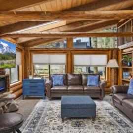 Unique Log cabin at Rainier with Hot Tub-Fast WiFi