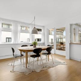 Central and modern apartment by the sea