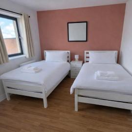 2-Min Walk to Belfast Centre - Bright Spacious with Views - Free Secure Parking, hotel in Belfast