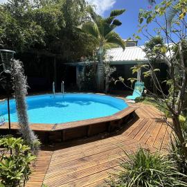 Latikaz, maison créole avec piscine privée pour 8 à 10 personnes, hotelli kohteessa Les Avirons