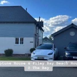 Neptune House The Bay Filey Home Sweet Holiday Homes with car ev point โรงแรมในฟายลี