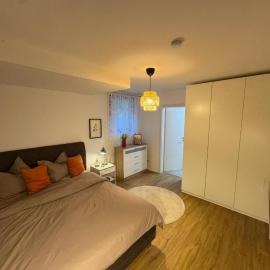Schöne Wohnung mit eigenem Eingang Souterrain